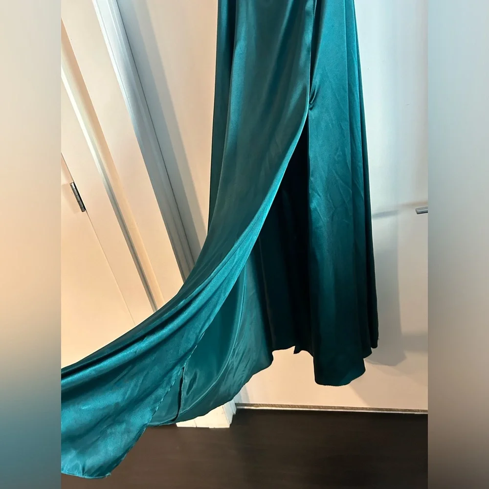 David’s Bridal dress in Emerald color - Picture 3 of 7